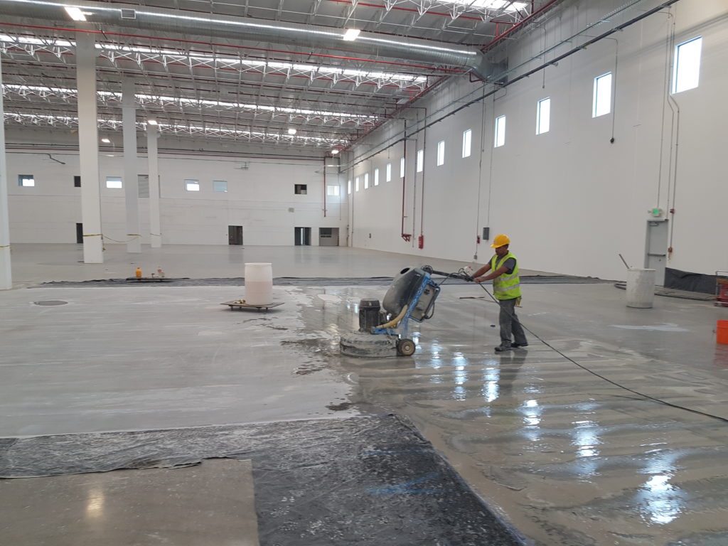 proceso de pulir concreto en nave industrial