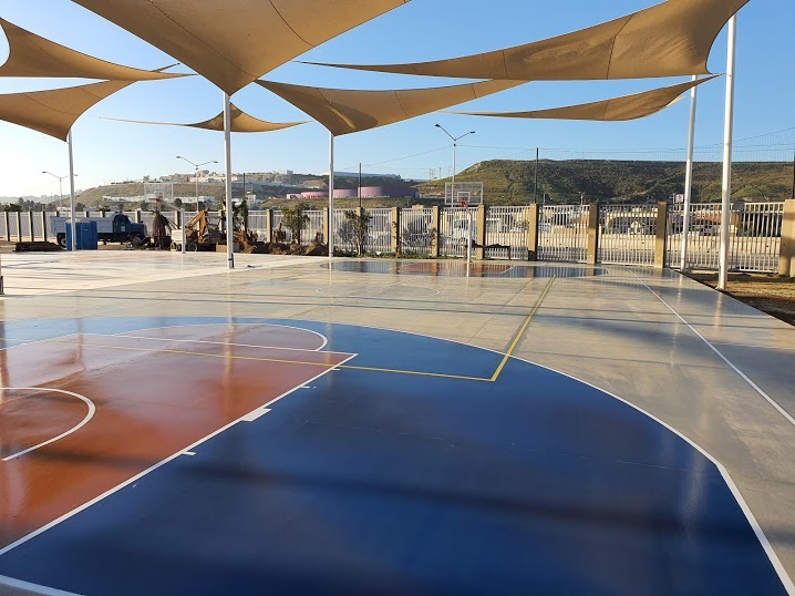 cancha de basquetbol con concreto pulido